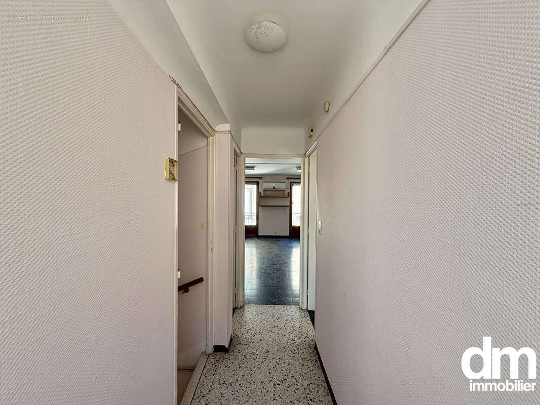 Immeuble Martigues - Maison de ville de 115 m²  avec local commercial de 35 m². - photo 11