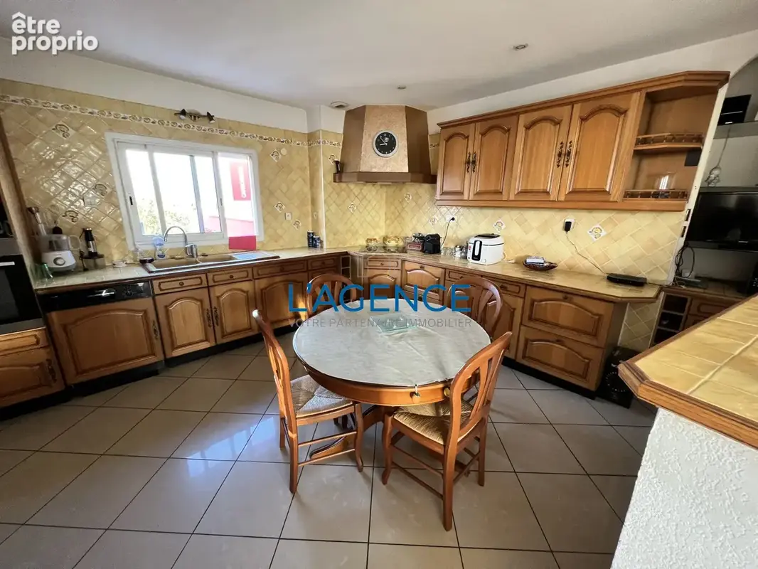 Local professionnel de 450m2 avec appartement de 150 m2 en très bon état sur 920m2 de terrain - photo 7