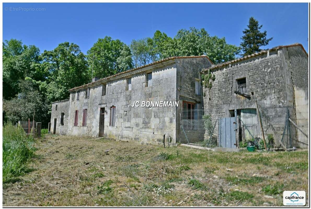 A vendre sur 1,14 Ha - Maison 1 à Réhabiliter 200 m² / Maison 2 Habitable Immédiat CHERMIGNAC (17) - photo 9