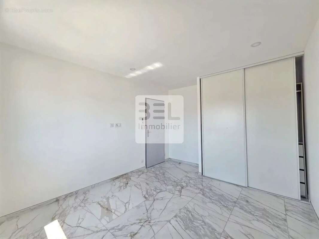 Appartement à LAUDUN-L'ARDOISE