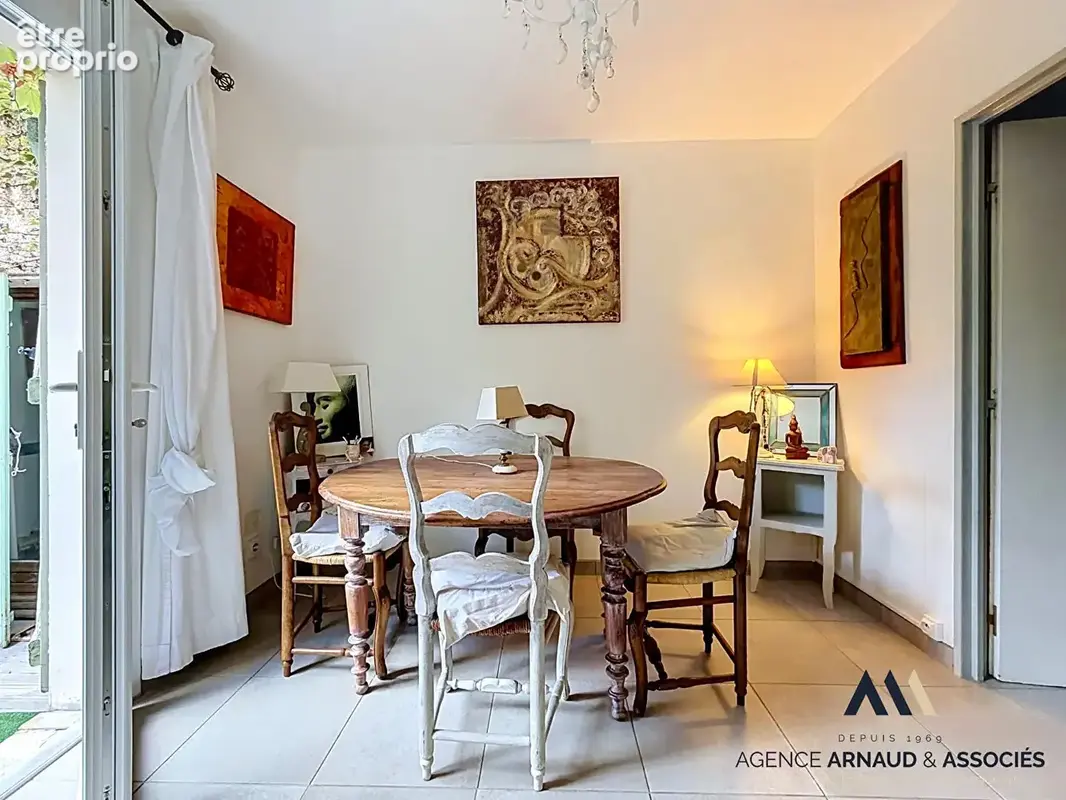 Maison de plain-pied avec piscine, grand jardin arboré et beau potentiel - photo 4