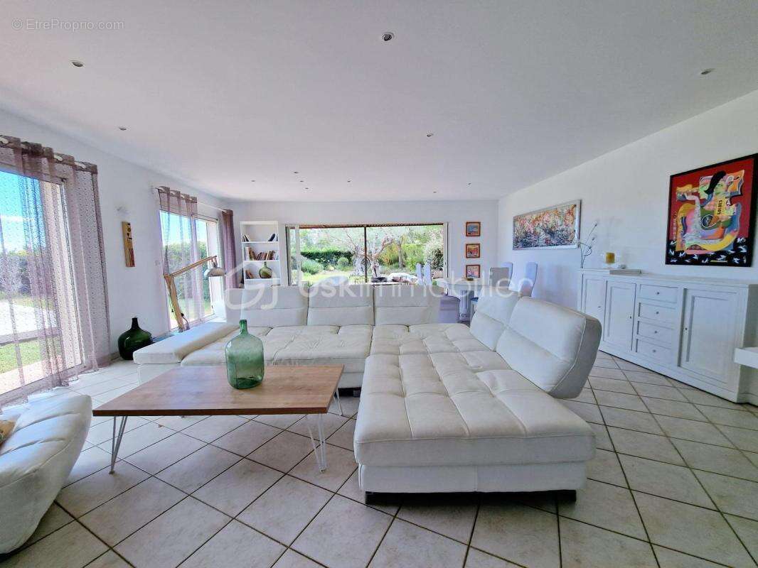 Quartier recherché  - Élégante villa familiale 9 pièces avec grand terrain et piscine à débordement - photo 9