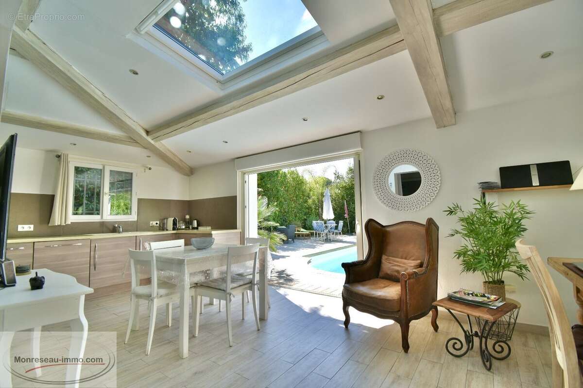 Maison à LA ROQUETTE-SUR-SIAGNE