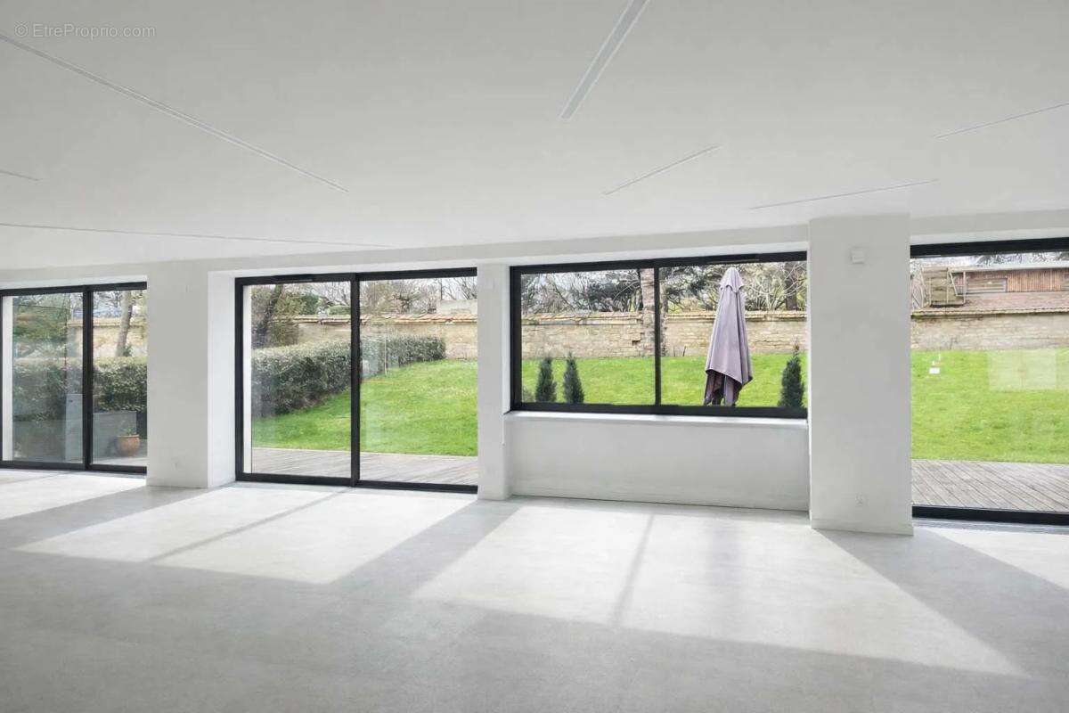 Situés à Rueil sur les bords de Seine et à 13 mins à pied du RER A, ces bureaux aménagés en duplex en RDC et RDJ accès à une trè - photo 4