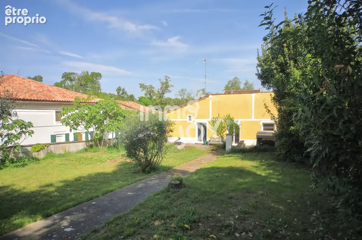 Maison de village entièrement restaurée avec jardin et double garage. - photo 3