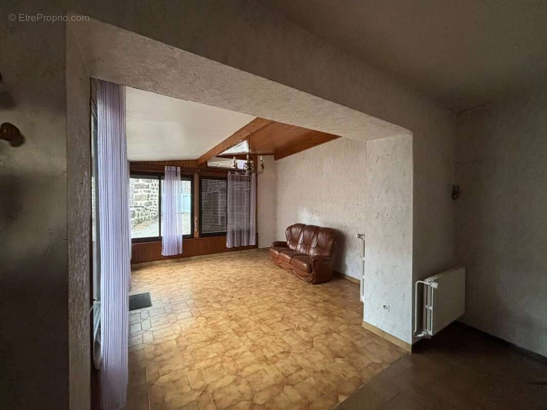 Polignac,  ensemble immobilier de 2 maisons. - photo 4