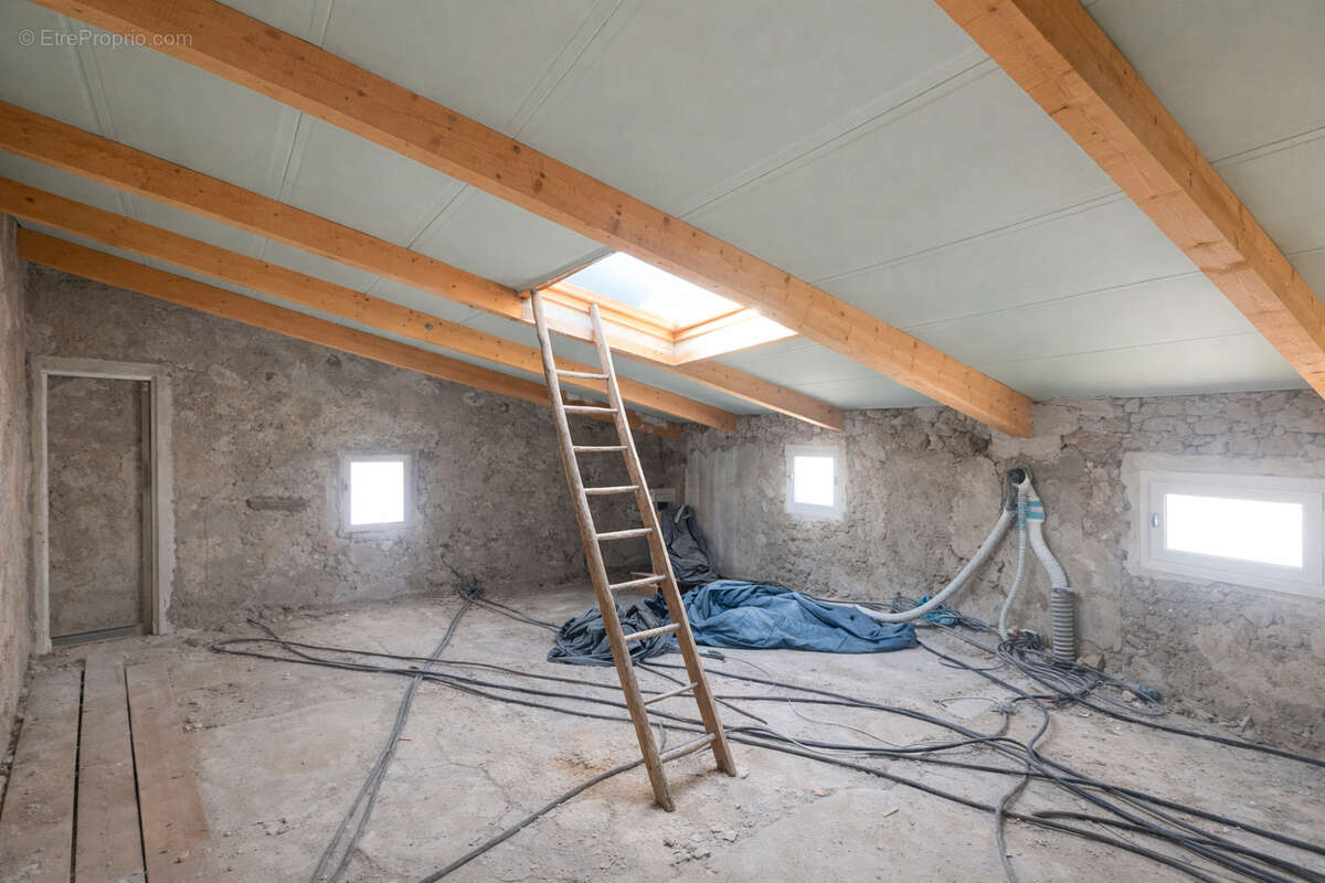 Appartement à VARAGES