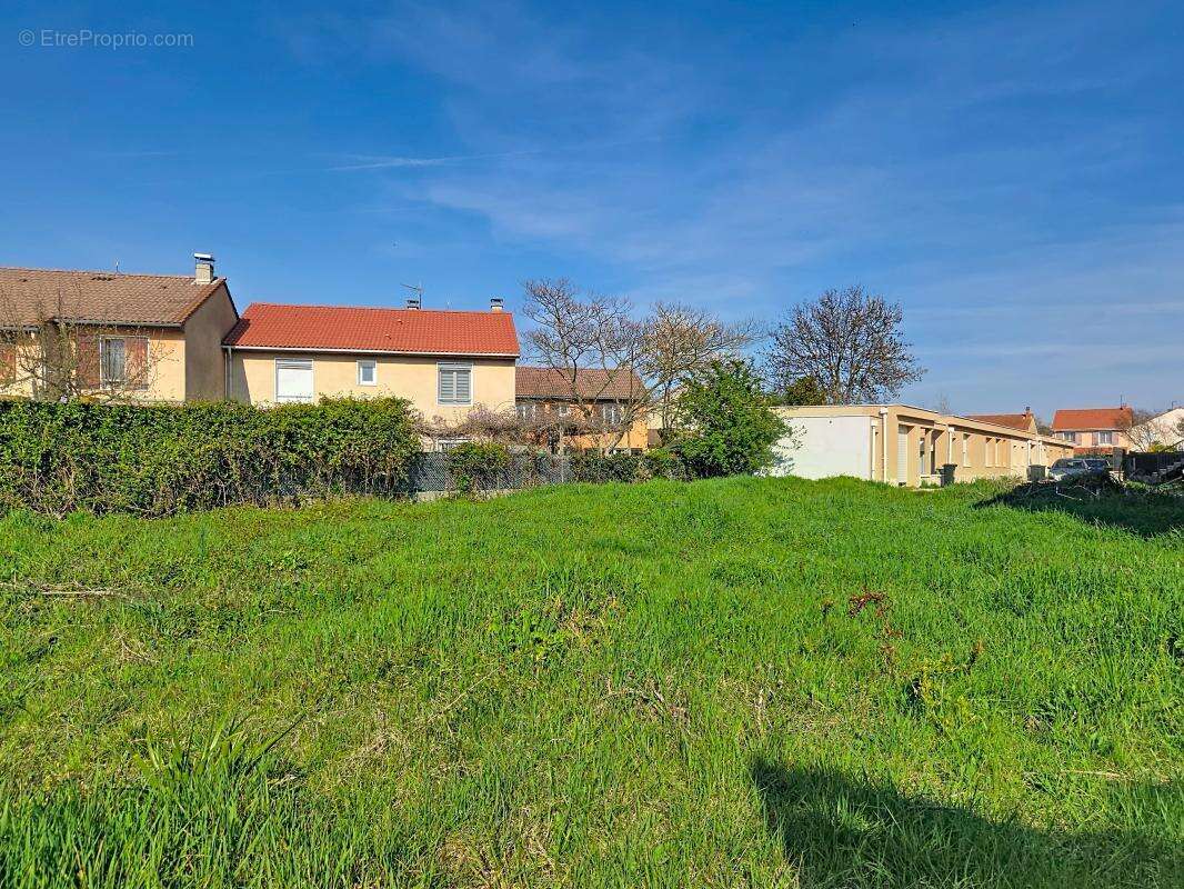 Terrain à DECINES-CHARPIEU