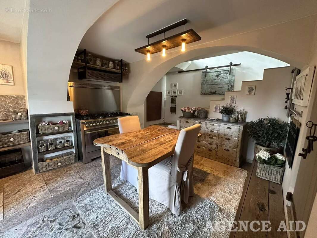 Maison à CUGES-LES-PINS