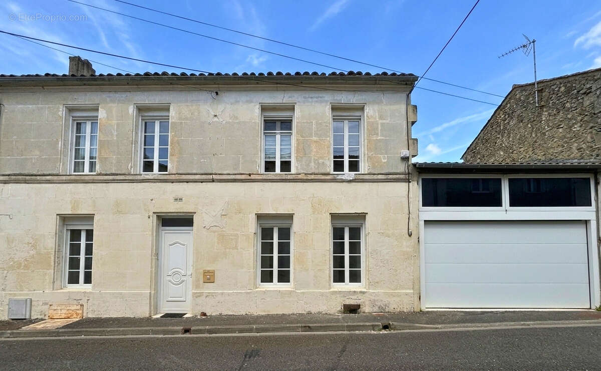 COGNAC   MAISON DE VILLE pleine de charme à deux pas du Jardin Public avec garage et jardin - photo 15
