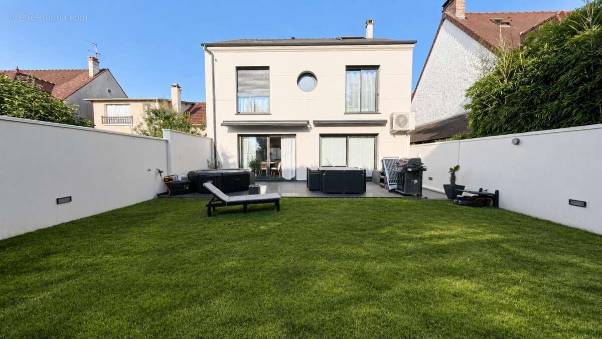 Maison à CHENNEVIERES-SUR-MARNE