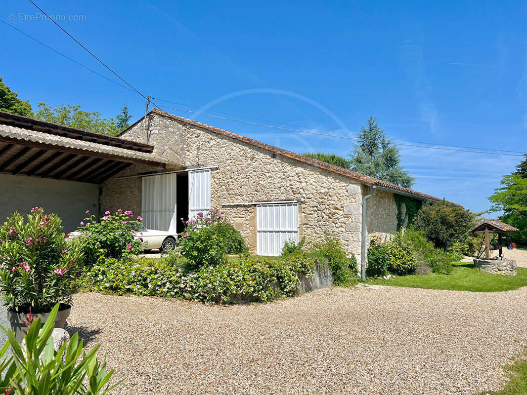 Ancienne ferme avec dépendances et fort potentiel - photo 17