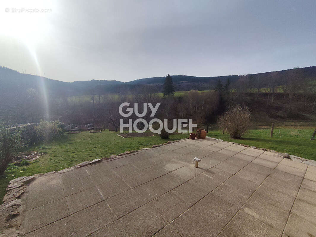 Maison à LA VALLA-SUR-ROCHEFORT