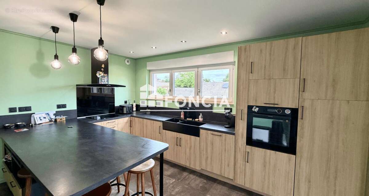 Proche Faulquemont et Saint Avold, belle maison de 160 M2 rénovée avec goût et offrant de belles prestations sur un terrain de 1 - photo 3