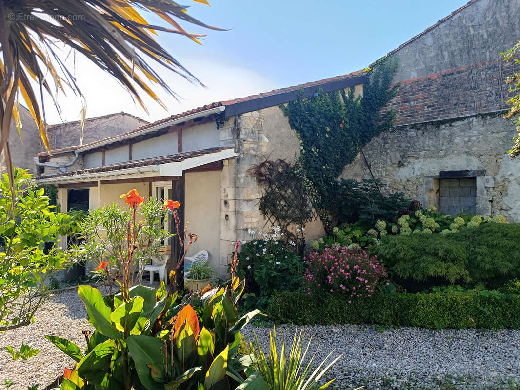 Maison à BARBEZIEUX-SAINT-HILAIRE