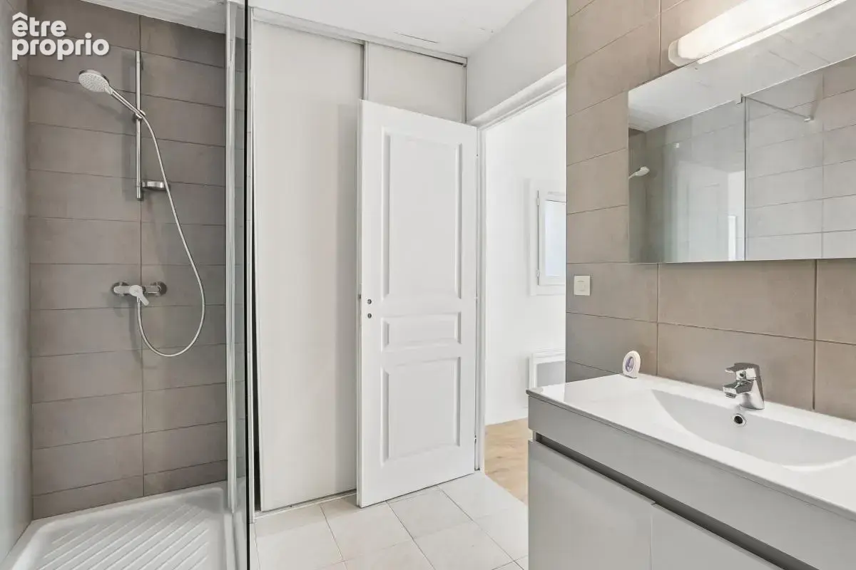 Appartement de type 2, 48m2, plein coeur du Village de la Fare Les Oliviers - photo 8