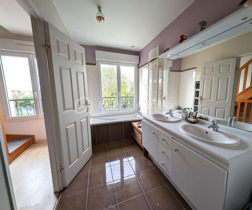 Un havre de paix familial dans un cadre verdoyant - 138 m² - dpe c - photo 10