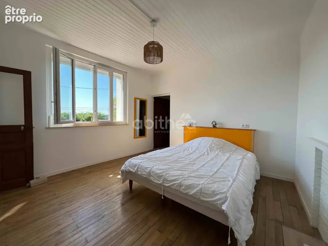 Maison atypique avec dépendances et grand terrain   Chassiecq (16350) - photo 7