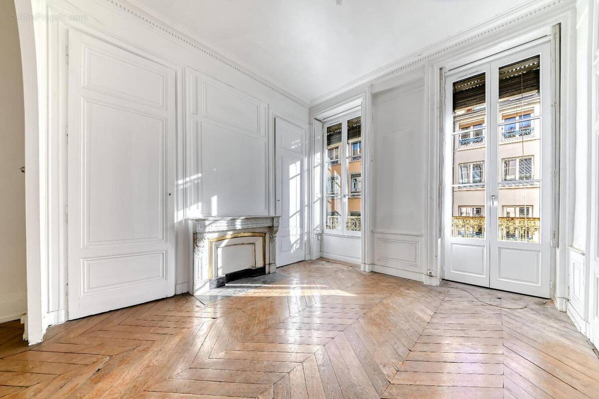   - Appartement à LYON-6E