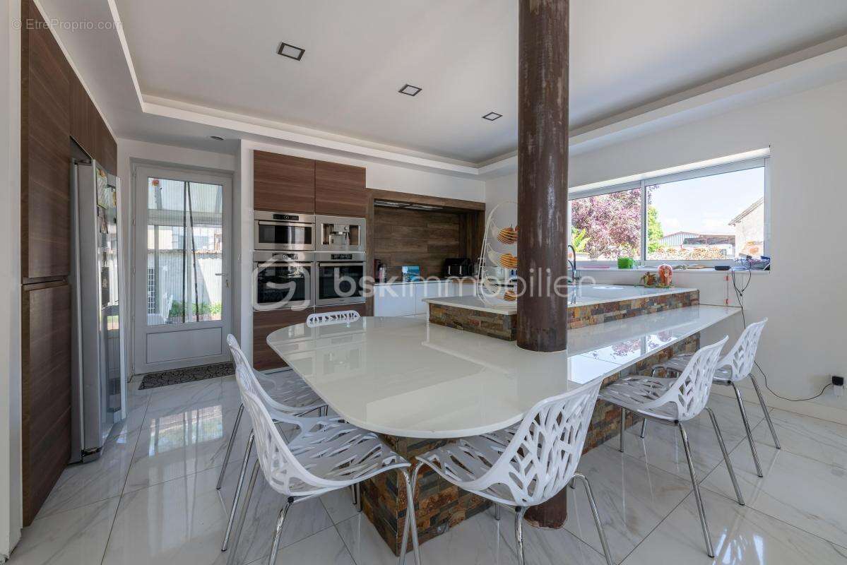 Magnifique maison de maître du 19 ème siècle, entièrement rénovée avec son incroyable caveau et ses multiples dépendances ! - photo 6