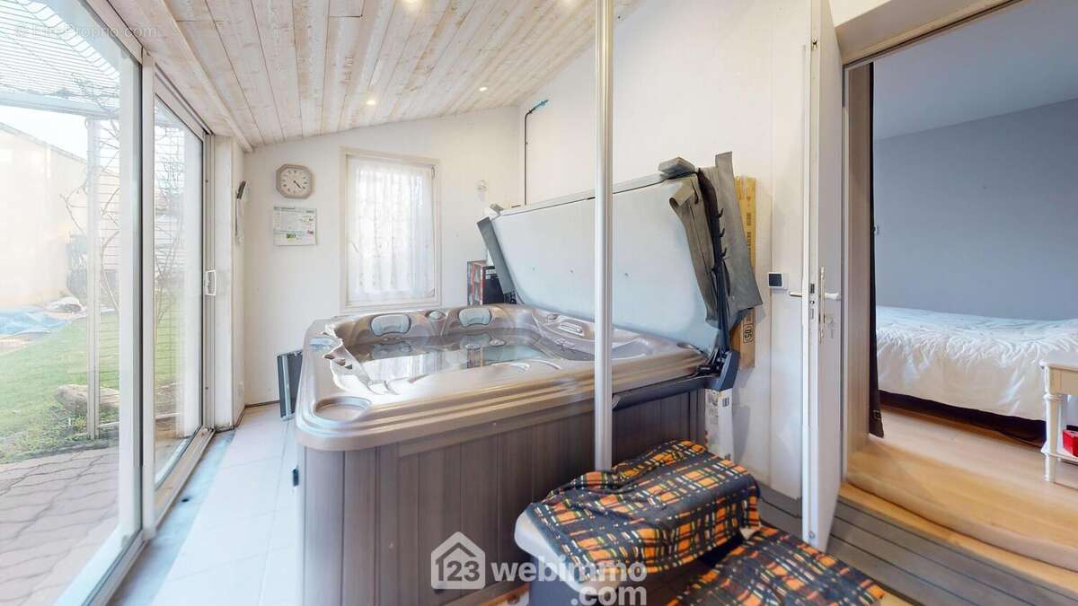 Salle dédié avec un SPA. - Maison à JARD-SUR-MER