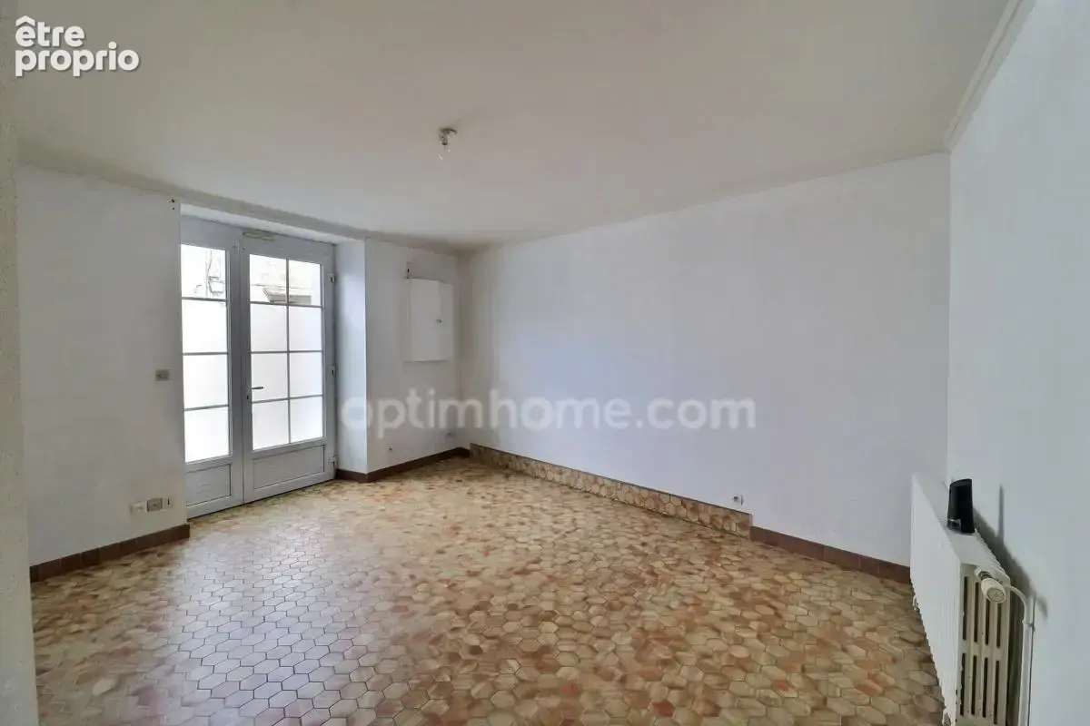 Maison de bourg rénovée de 99 m² (3 ch) avec cour, 2 garages + Appartement T2 loué (420 €/mois) – Centre-ville de Nueil-les-Aubi - photo 4
