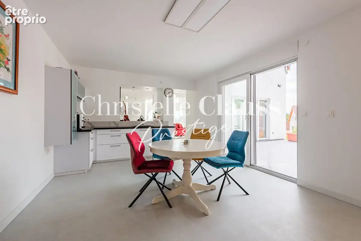Maison de 374m2 + 215m2 d'annexes, avec piscine et 4 terrasses - photo 7