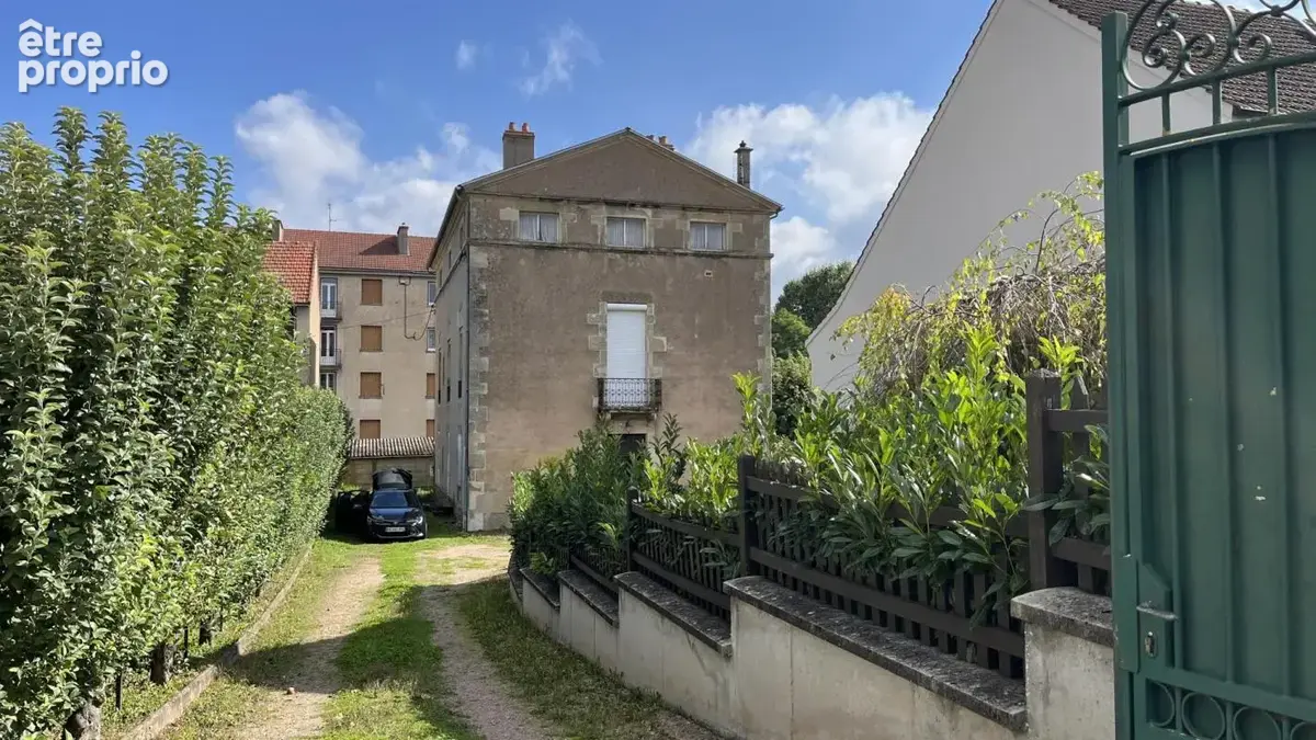 Maison en pierre de 335 m² en plein centre-ville - photo 2