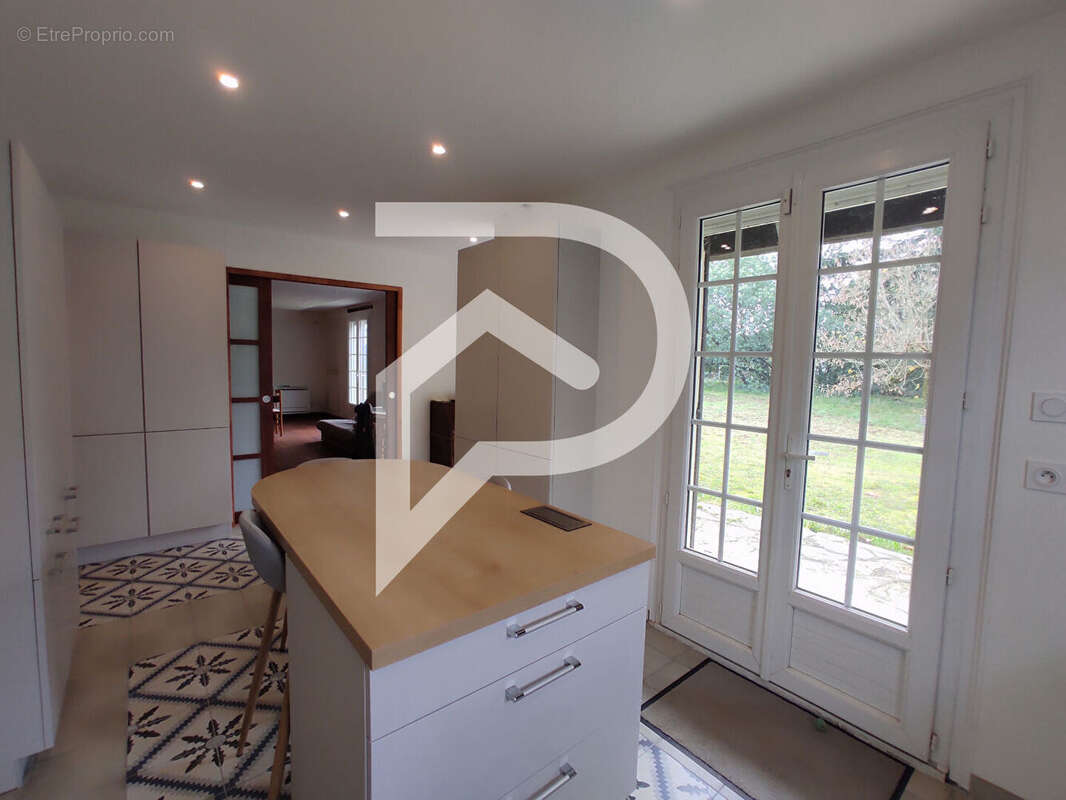 Maison à LES PEINTURES