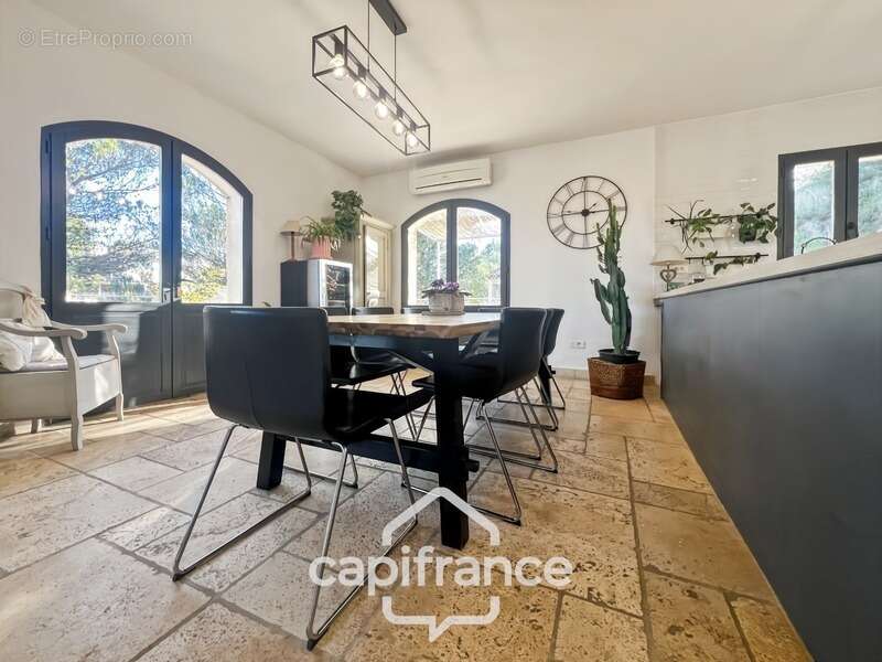 Domaine et Golf de Pont Royal, belle  propriété de 290 m2 établie sur un terrain de 2600 m2, cinq chambres, un bureau, piscine,  - photo 11