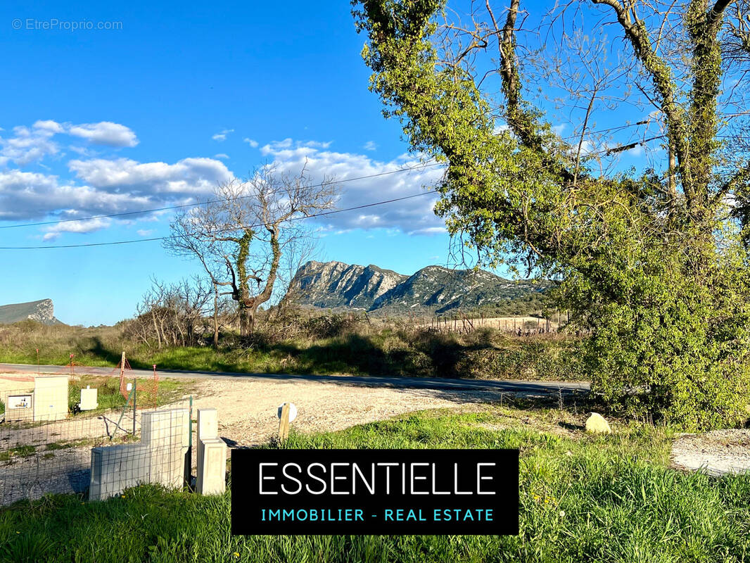 Terrain à SAINT-MARTIN-DE-LONDRES