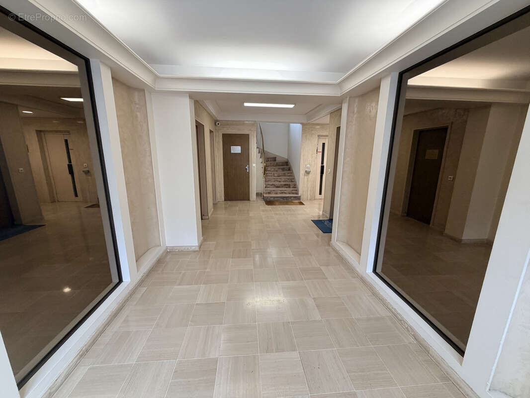Appartement T4 à rénover avec garage à Reims - photo 4