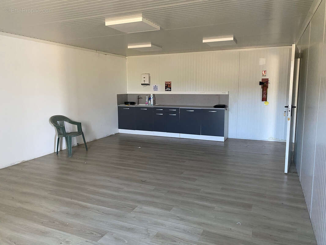 Commerce à VANXAINS