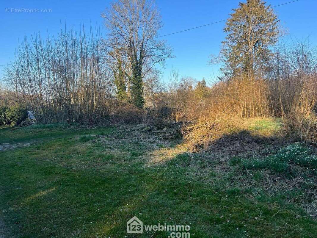 D'une surface de 916 m² - Terrain à NOUVION-LE-VINEUX