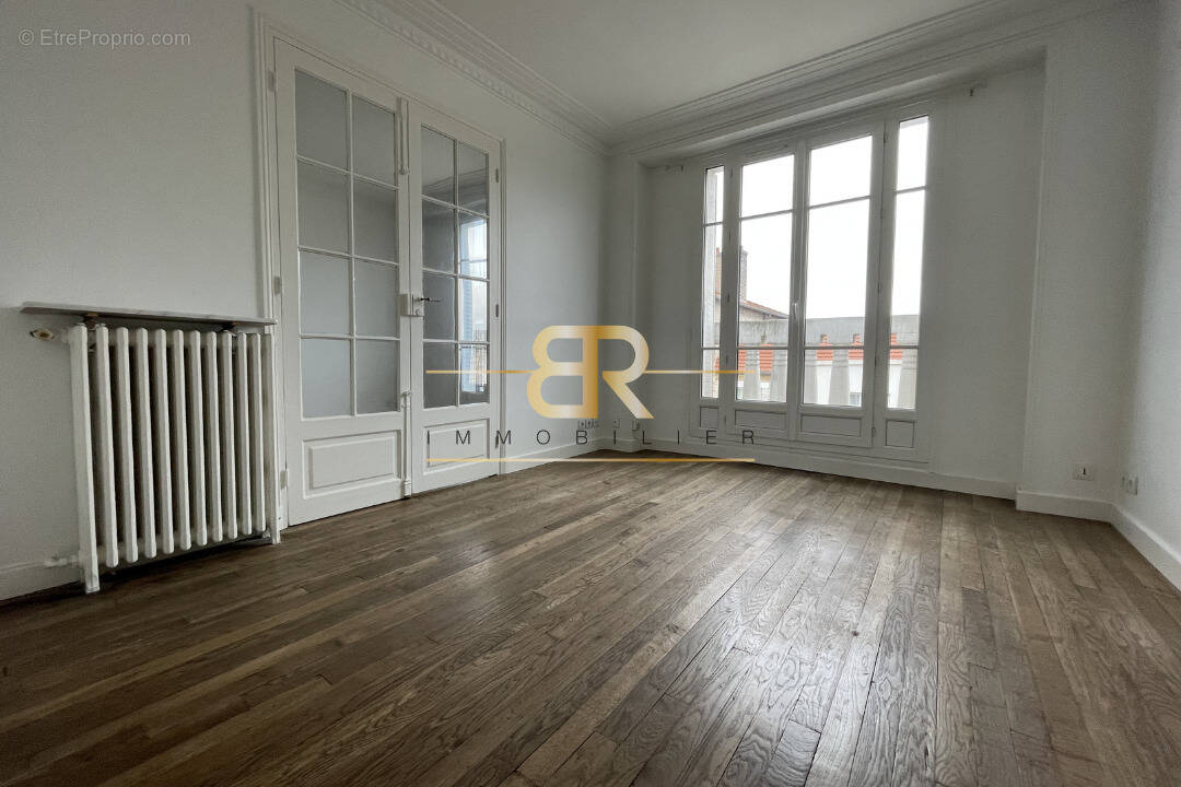 Appartement à COURBEVOIE