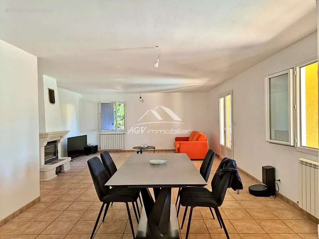 Maison à SAINT-HILAIRE-DE-BRETHMAS