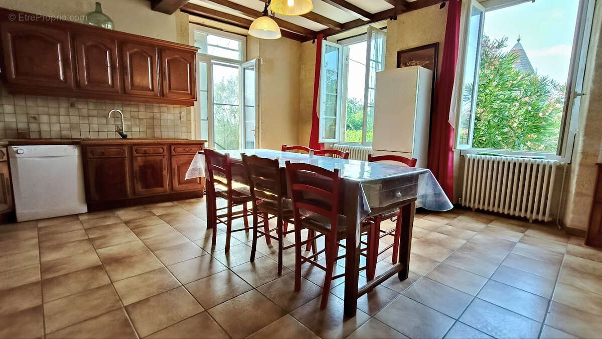 Propriété de caractère   Maison bourgeoise en pierre, dépendances et 2,5 hectares de terrain - photo 7