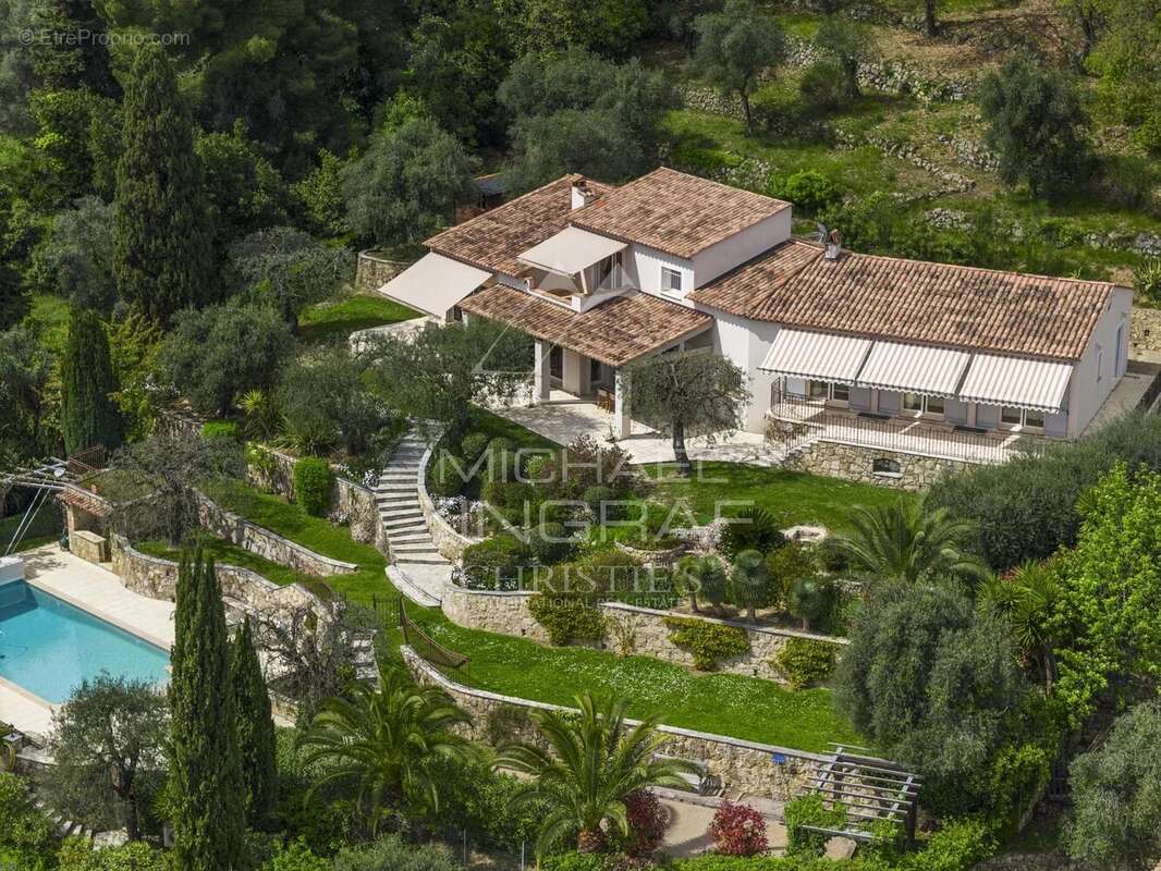 Maison à CHATEAUNEUF-GRASSE