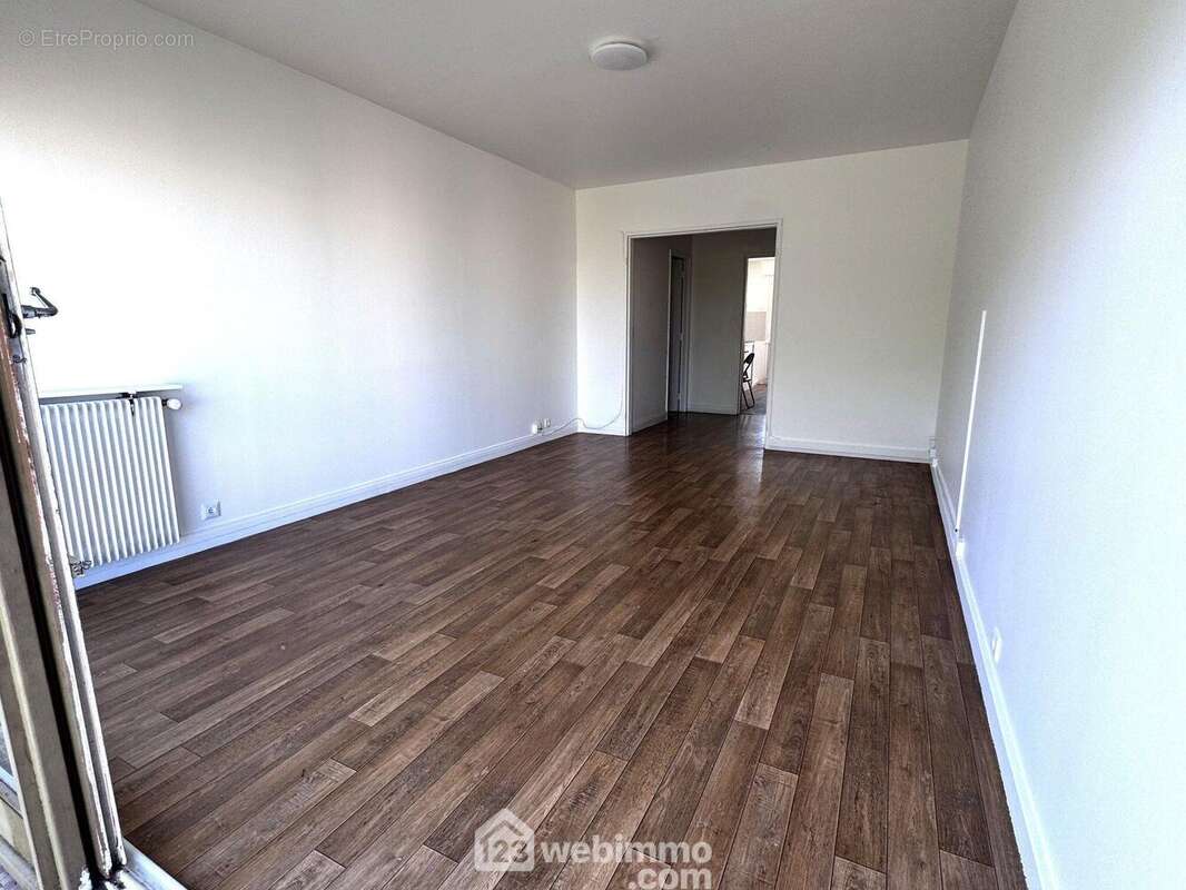 Allons maintenant dans ce lumineux séjour, offrant un bel espace de vie. - Appartement à RIS-ORANGIS