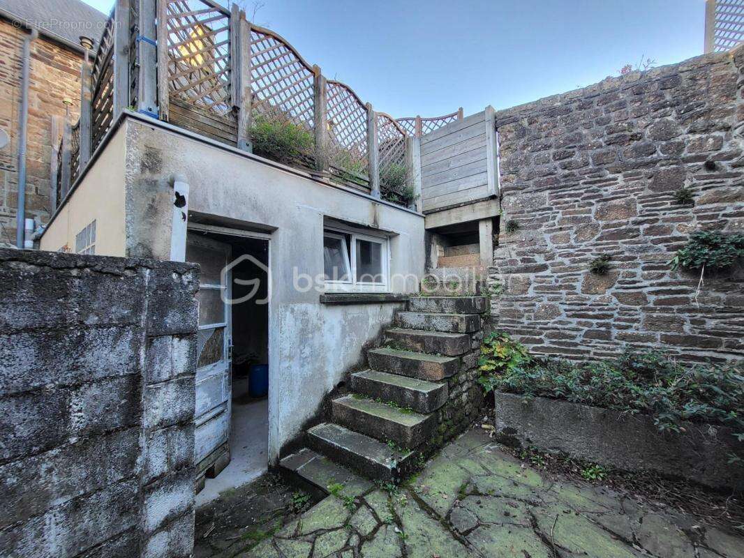Maison de ville en pierre – Le charme, le potentiel, la terrasse et le jardin en bonus ! - photo 9