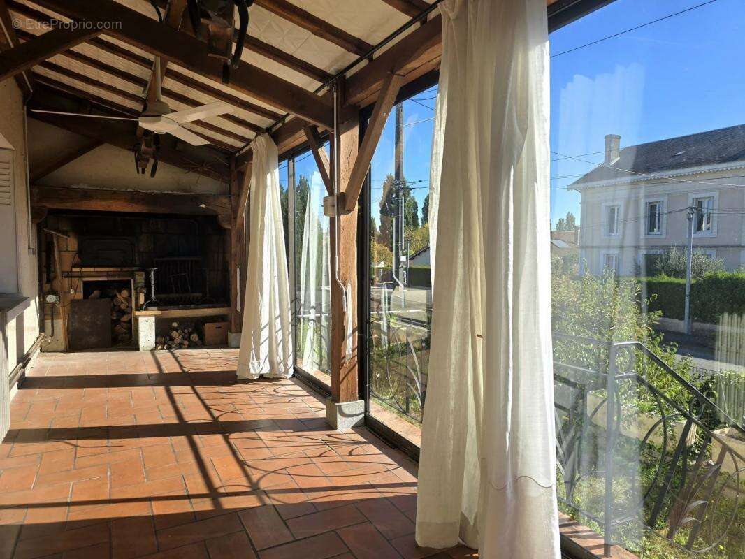 Maison à MONTMOREAU-SAINT-CYBARD