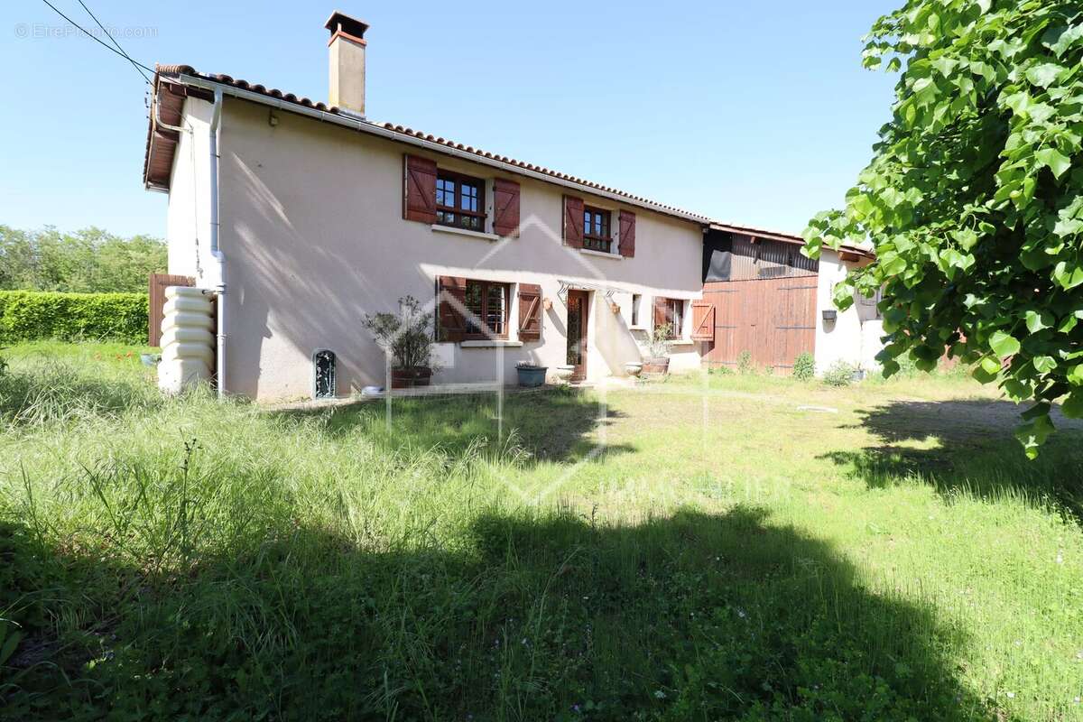 Maison à LAPEYROUSE-MORNAY