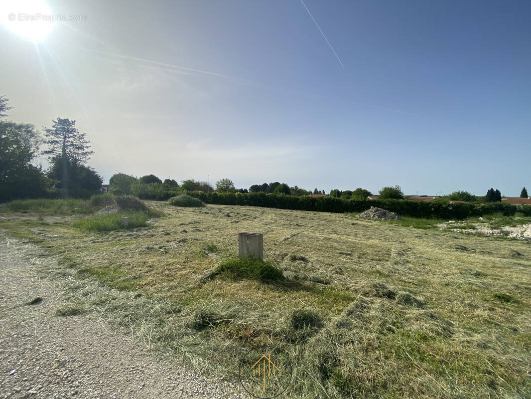 Terrain à BARBEZIEUX-SAINT-HILAIRE