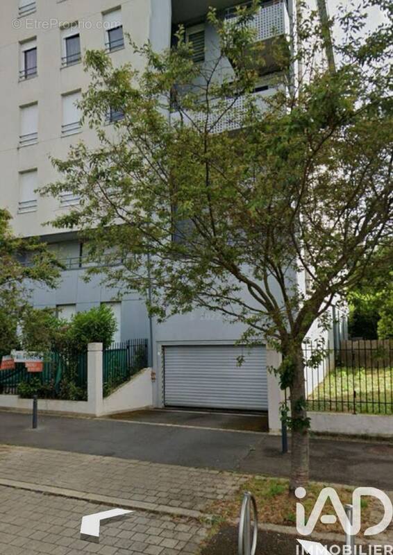 Photo 1 - Parking à CERGY