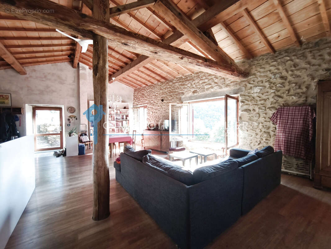 Maison à SAINT-LAURENT-DU-PAPE
