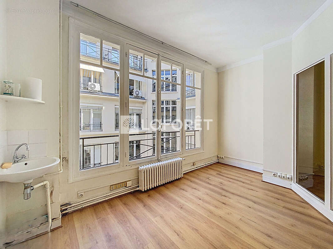 Commerce à PARIS-8E