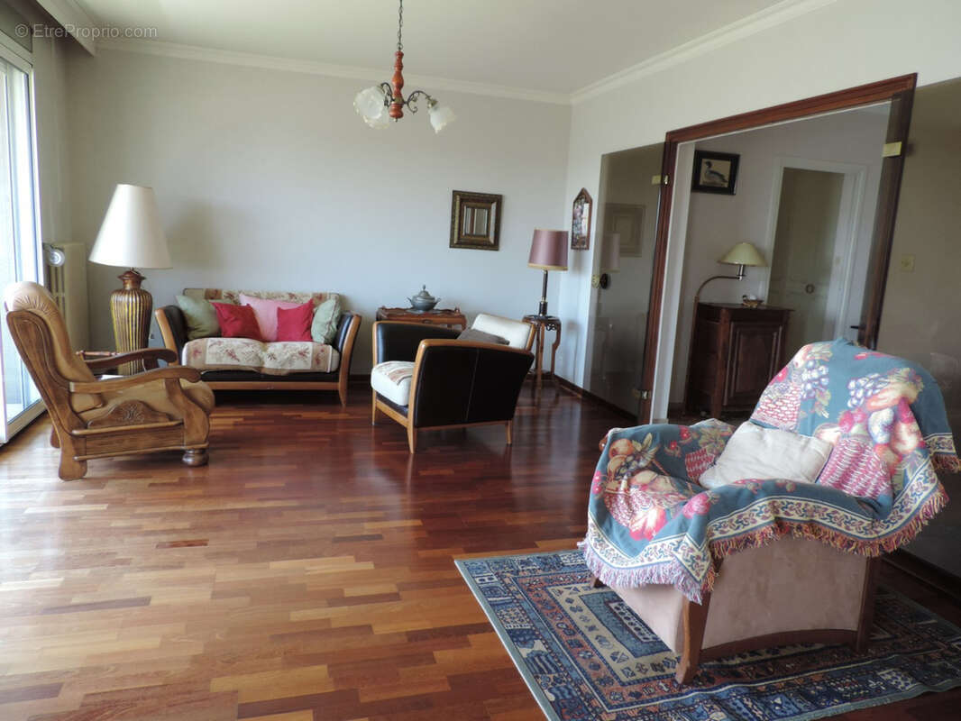 Dpt Ain (01), à vendre BOURG EN BRESSE, appartement T3 de 109 m² au sixième étage avec vue panoramique, balcon, cave et garage - photo 6
