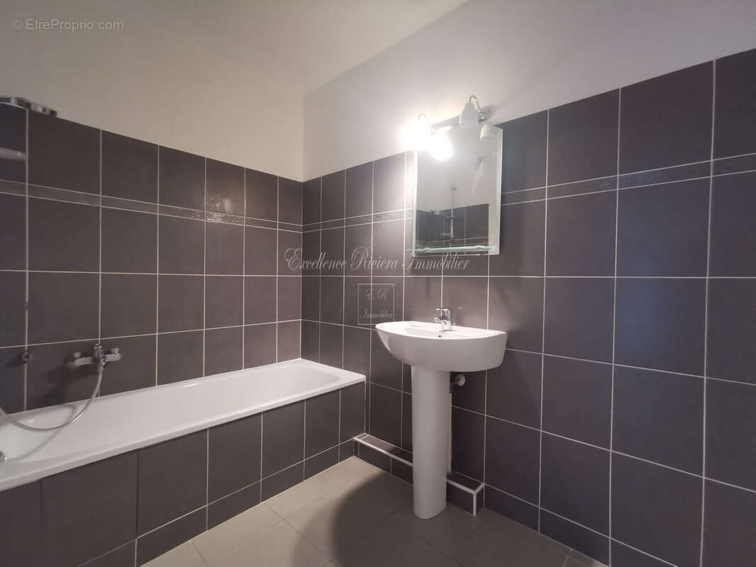 Appartement à LA ROQUETTE-SUR-SIAGNE