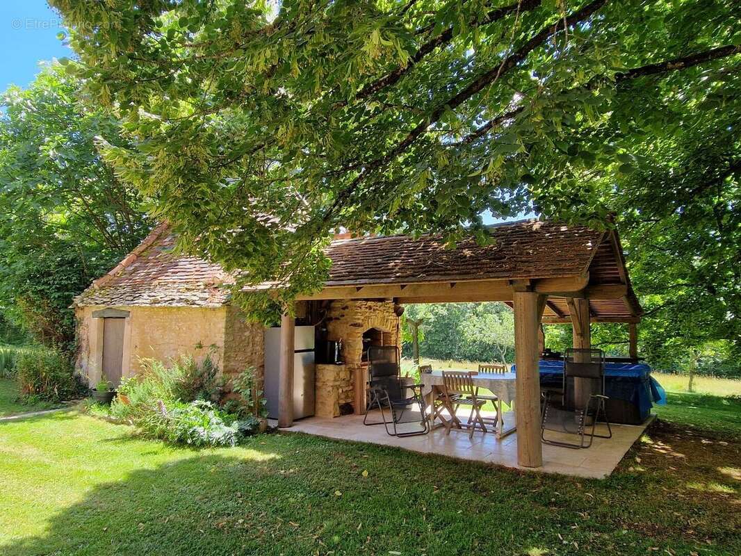 Ensemble périgordin rénové, ses deux roulottes et terrain de plus de 4 ha. - photo 5