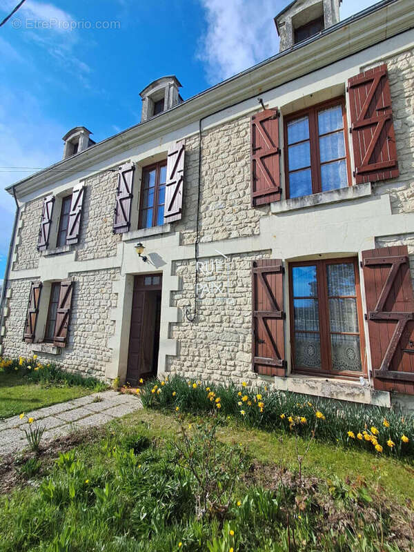 Maison située à Antran avec dépendances et grand jardin ! - photo 2
